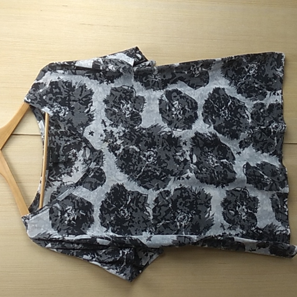 INC Women Size 2X Shirt Black, Gray & White Flowers 78% Polyester 22% Rayon